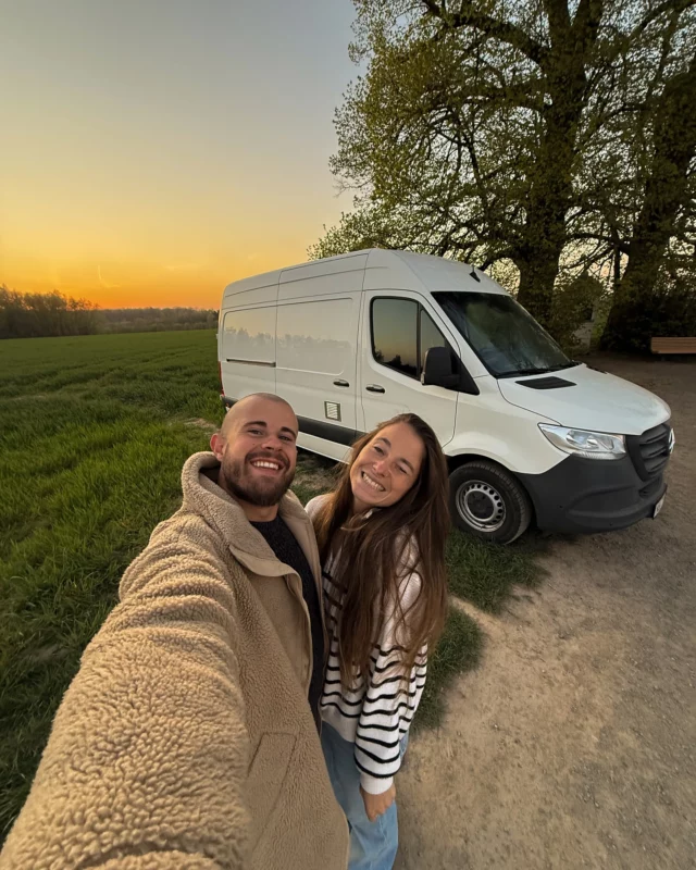 On a quelqu’un à te présenter … 🥹🚌✨❤️ notre nouvelle maison pour les prochaines aventures !! Et ça va être intense 😍 tu as une idée de nom à lui donner ?? 😂

En pleine recherche depuis le début d’année on a trouvé notre nouveau van en Allemagne, c’était si excitant !! Après 4 ans dans le petit van, il était temps pour nous d’évoluer, je t’avoue qu’on manquait cruellement de confort… on s’en est surtout rendu compte l’année dernière après 3 mois de pluies non stop… 

Plus qu’à l’aménager pendant les prochains mois, et on partira avec lui en fin d’année pour nos premiers longs et grands voyages ensemble 🥹 

On te partagera les évolutions 😍 

Tu t’y attendais ?? 🤭
10.04.25 notre premier apéro
