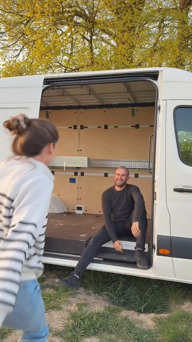 Le projet commence maintenant 🥰 (on n’a toujours pas trouvé de nom 😂🤭 si tu as une idée .. 👇)
Pour répondre à toutes vos questions : c’est un Mercedes Sprinter de 2019 en H2L2, acheté en Allemagne car c’était moins cher, et celui qu’on cherchait avec les options n’étaient que la bas (sur automobile.fr, dans la concession meinauto.de).
Pour la suite, on fait appel à @van.designers (c’est un partage spontané, on paye notre aménagement), c’est les meilleurs sur le marché 🥰 on les connaît depuis longtemps et on a entièrement confiance !! 
Ils sont professionnels, ils utilisent des matériaux qualitatifs, et surtout ils sont efficaces. On se retrouve d’ici quelques mois pour le résultat final … 🤭
On garde en attendant notre petit van pour de nouvelles aventures, et il sera mis en vente à la fin d’année peut être … 🥰
Si tu as d’autres questions, n’hésite pas !!