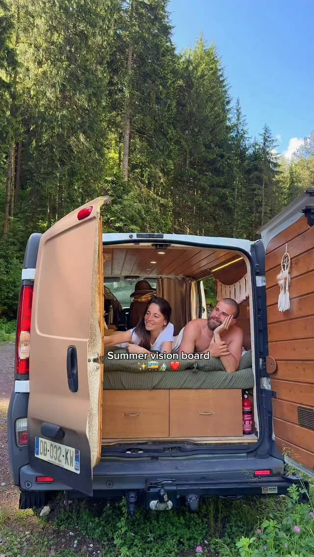 Envoie ça à ton acolyte pour cet été 🚌✨😍
On a prévu de voyager encore un peu avec notre petit van, pour terminer en beauté et découvrir de nouveaux spots 🥹 
Et toi c’est quoi tes plans ?? Si on peut se capter ça peut être trop chouette 🥰