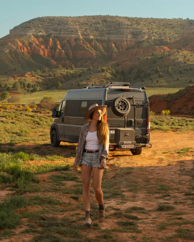 What a place … 🥹😍✨🚌 Welcome to 
📍Rambla Barrachina et ce desert vaut largement le détour !! Un petit arrêt près de Valence, on se croirait aux États Unis 🏜️
Combien sur /10 pour le spot ??
Euuuuhhh on en parle de la beauté de ce spot ??? 🥹😍 on est faaannn !! Tu peux t’y balader, profiter, c’est le repère des locaux.
S’il vous plaît : respectez les lieux, et ne laissez aucune trace 🙌