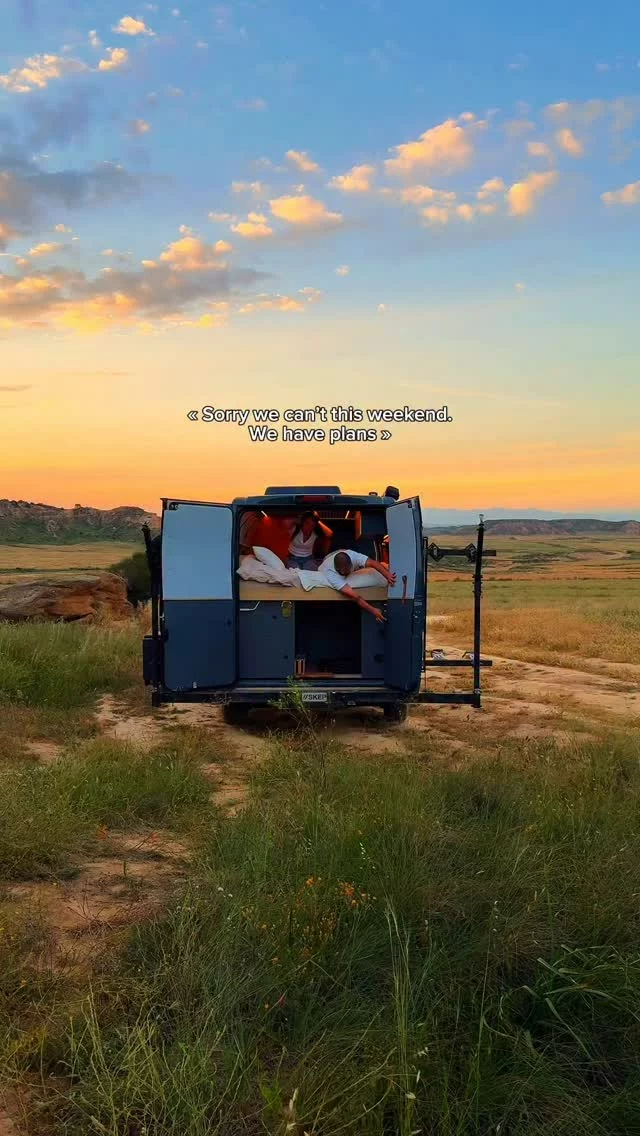 Explore a new desert 🏜️🌵✨❤️🚌
Mais quel spot incroyable !!! On ne s’attendait pas à aussi beau, aussi nature et avec très peu de monde 🥹
📍Désert de Monegros - est ce que tu connaissais ?? 

#vantrip #spaintrip