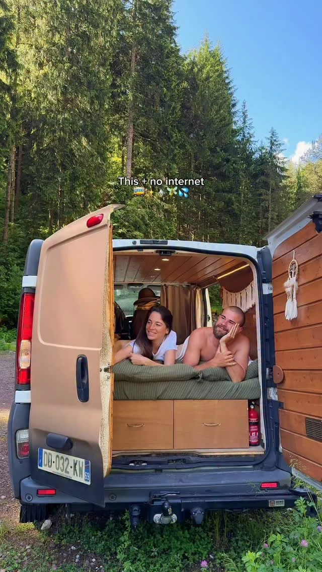 Road trip with uuuuu ❤️🥹
Tu pars où en Road Trio cet été ?? De notre côté, on va entamer un nouveau voyage 🚌 sur un nouveau continent !! Une idée ? 
Indice : 🏜️🏔️🚌 … à très vite 🤭
