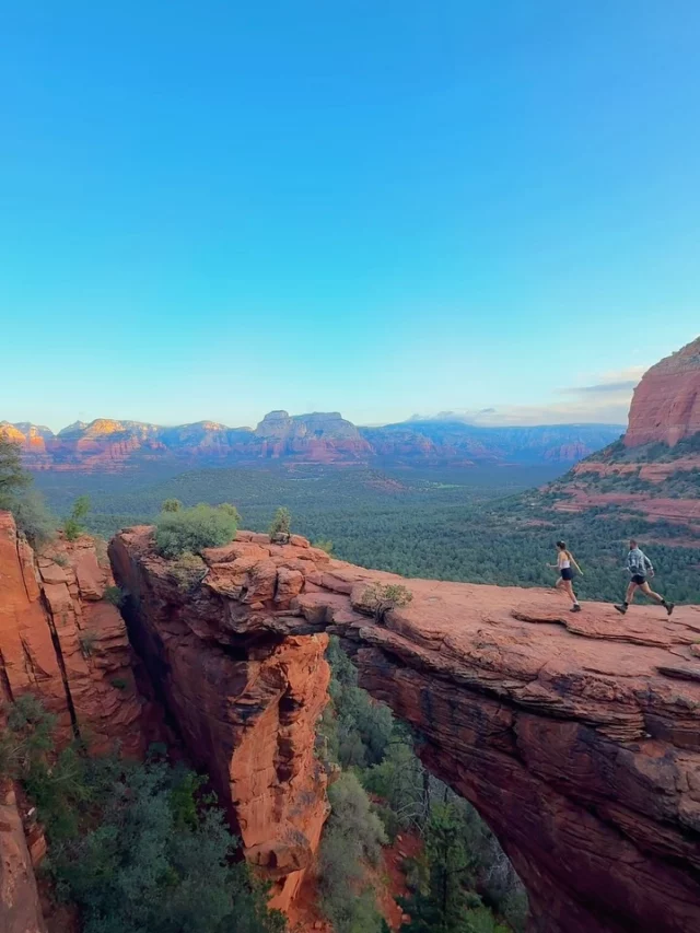Sedona a pris nos cœurs 🥹❤️🏜️ combien sur /10 pour ces paysages ?? 
📍 Devil’s Bridge Trailhead depuis Dry Creek Vista Trailhead - 2h A/R
📍 Subway Cave depuis Boynton Canyon Trail - 1h30 A/R

Clairement notre premier parc, et la barre est déjà très haute : ce mélange de vert et surtout d’orange et d’ocre avec la lumière rend les spots juste exceptionnellement puissant… la rétine est déjà en sueur et ce n’est que le début 🤭 
.
.
.
#sedona #raodtrip #vanlife
