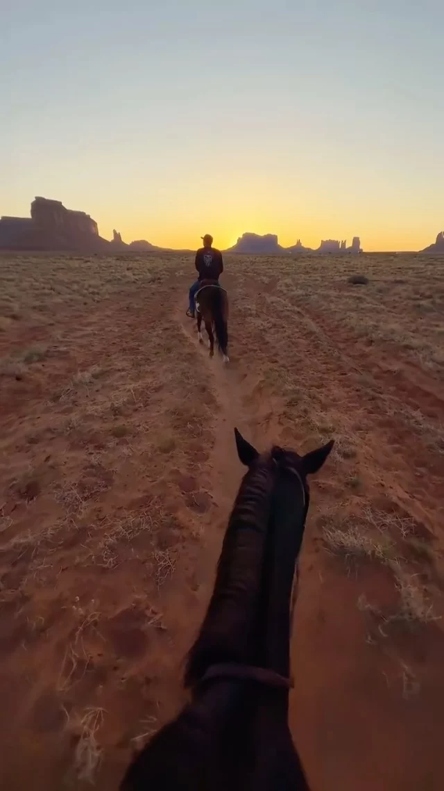 Heureuse … 🥹😍 bonheur ultime d’être ici au lever du soleil !! Monter à cheval à monument valley ✅ un petit rêve de plus ✨ tu voudrais le faire aussi ?? 
Envoie ça à ton acolyte de voyage !! 
.
.
.
#horseriding #monumentvalley
