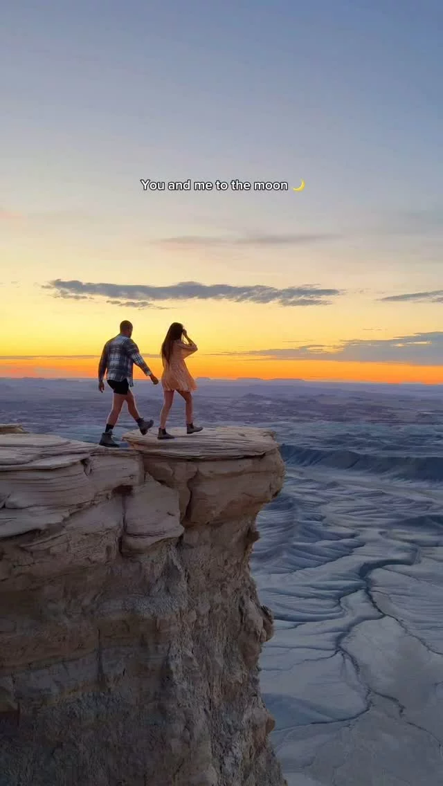 We made it 🥹❤️🌙
On a atterri sur la lune … 🤭 envoie ça à ton acolyte de voyage !! Il faut absolument que tu le vois de tes propres yeux c’est si fouuu !! 
Combien sur /10 pour ce paysage ?? ✨