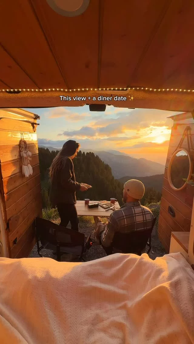 Les choses simples de la vie 🥹❤️
Il suffit d’un véhicule et d’une raclette (et d’un Valentin 🤭). Petit rappel : t’as pas besoin de beaucoup pour être heureux 🥰❤️ 
Envoie ça à ton acolyte de voyage !!