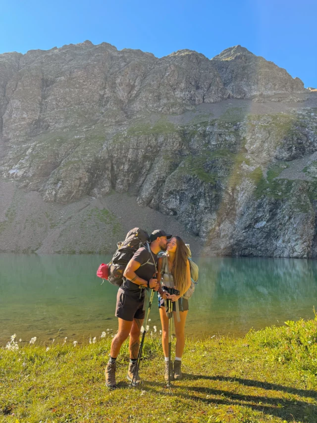 C’est partit pour un treck de 3 jours 😍🙌🥾🏕️🏔️
On a légèrement changé les plans ahah : par rapport à la météo, bienvenue dans 📍le massif des écrins ✨🥰
Tu connais ?? Tu es déjà venu ?? 
On a emmené les copains avec nous !! Et c’est tellement magnifique 🥹