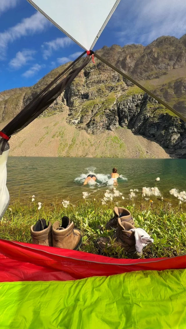 Notre Trek de 3j 😍 dans le massif des écrins : 
À enregistrer : après plusieurs jours la haut, voici quelques conseils et recommandations si tu as prévu un trek de 3J dans les écrins prochainement 
🥾Notre itinéraire : 
- Lac du Lauvitel + Lac de Plan Vianney (aller-retour - 23km, 1600 D+-)
🏔️Nos recommandations : 
- Lac du Lauvitel + Lac de la Muzelle (boucle - 30km, 1800D+)
- Le tour du Plateau d’Emparis (boucle - 26km, 1500 D+-) 
- Le tour du Signal de La Grave (37km - 1800 D+)

Tu en connais d’autres ?? 🥰 
À envoyer à tes copains absolument 😍😍