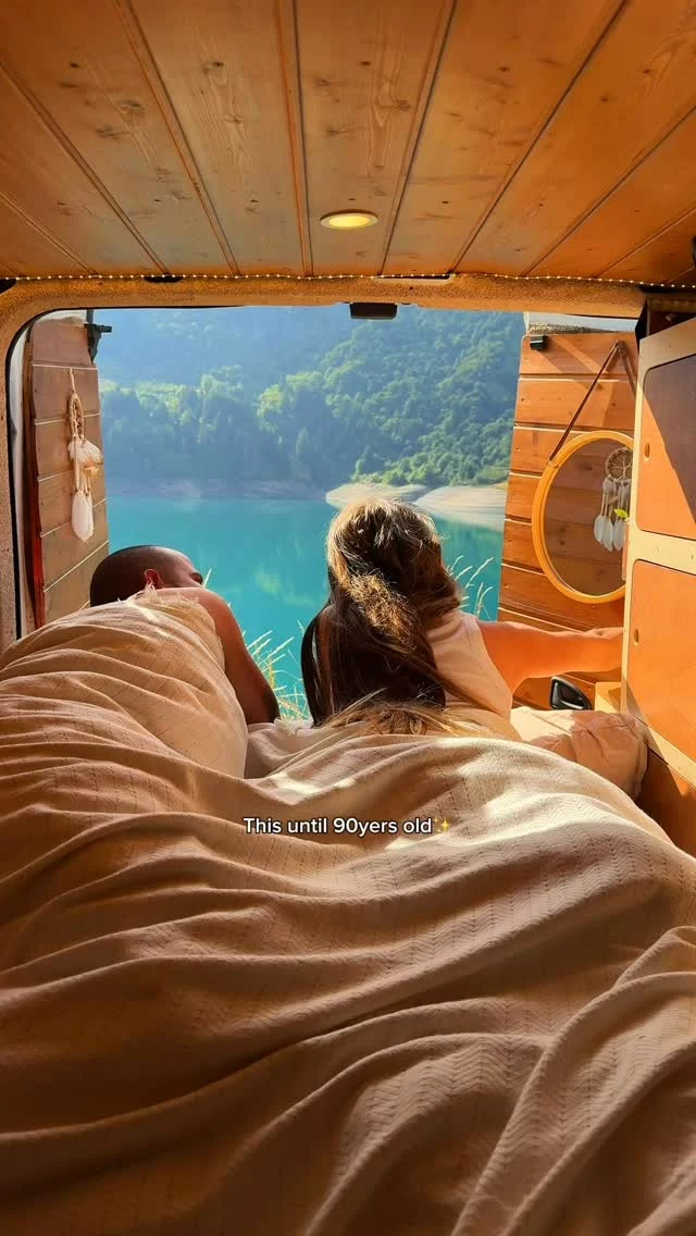Le pacte est fait 🥹✨🤭
C’est et ça restera toute notre vie notre mode de voyage préférée ❤️ 🚌 et ça va évoluer au fil des années hihi, j’ai si hâte de te partager la suite des aventures !! On a reçu des nouvelles du futur van … 🤭 il arrivera un peu plus tard que prévu mais on l’avait anticipé, alors todo bene 🙌